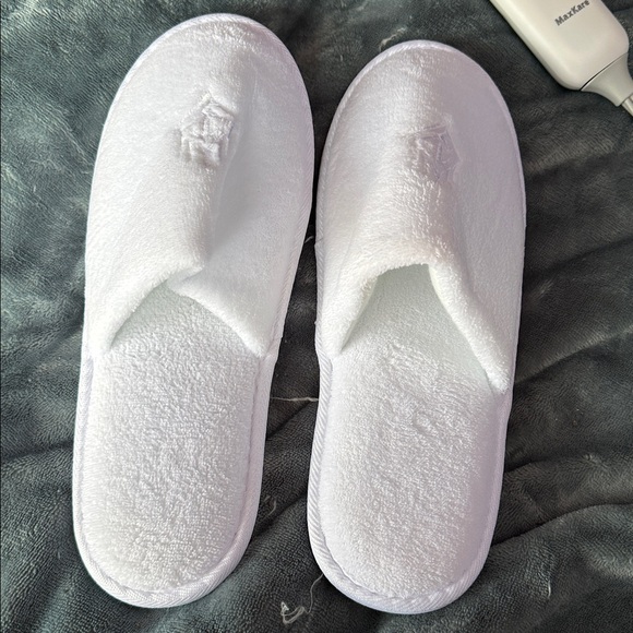 Shoes - Thunder valley white hotel spa slippers New